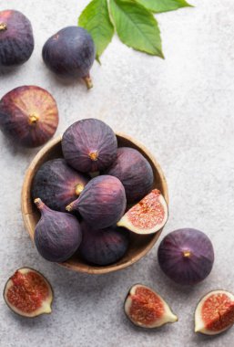 Tam ve dilimlenmiş taze incir.. 