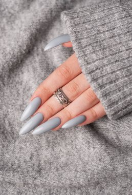 Gri ojeli bir kadının elini kapat. 