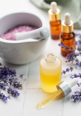 Lavanta kaplıcası. Lavanta tuzu, doğal elzem yağ ve beyaz fayanslı taze lavanta..