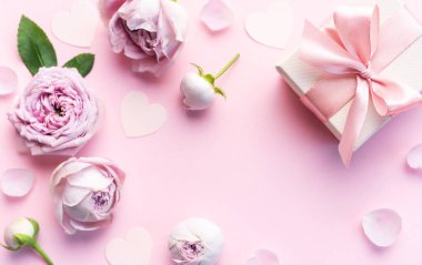 Pastel pembe arka planda pembe gül çiçekleri. Düz konum, üst görünüm, kopyalama alanı