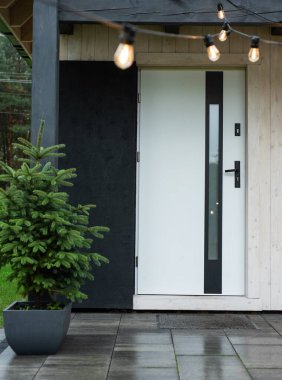 Beyaz ön kapı, modern giriş kapısı.