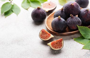 Tam ve dilimlenmiş taze incir.. 