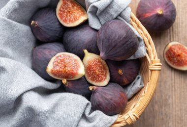 Tam ve dilimlenmiş taze incir.. 