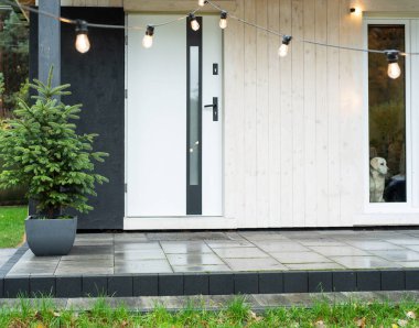 Beyaz ön kapı, modern giriş kapısı.