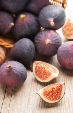 Tam ve dilimlenmiş taze incir.. 