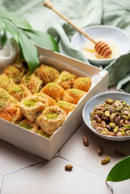 Türk baklava tatlısı çeşitleri bir kutuda