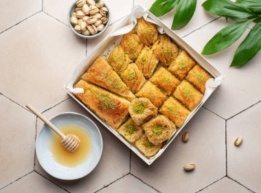 Türk baklava tatlısı çeşitleri bir kutuda