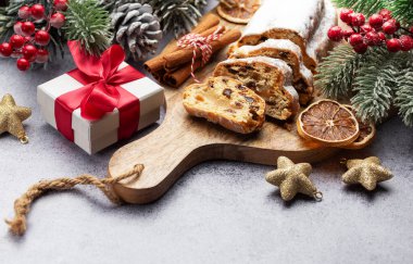 Geleneksel meyveli pasta. Kış tatili süslemeleriyle süslenmiş Noel.