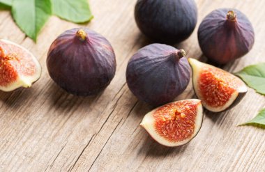 Tam ve dilimlenmiş taze incir.. 