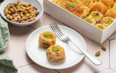 Türk baklava tatlısı çeşitleri masada