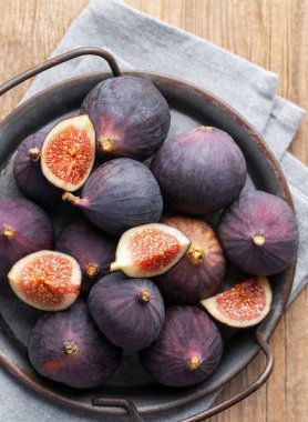 Tam ve dilimlenmiş taze incir.. 