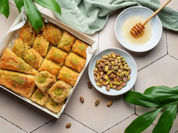 Türk baklava tatlısı çeşitleri bir kutuda