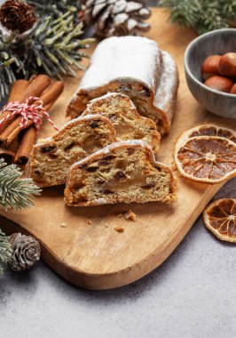 Geleneksel meyveli pasta. Kış tatili süslemeleriyle süslenmiş Noel.