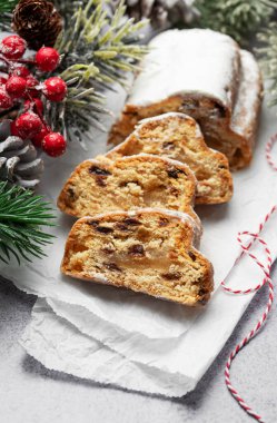 Geleneksel meyveli pasta. Kış tatili süslemeleriyle süslenmiş Noel.