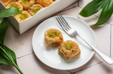 Türk baklava tatlısı çeşitleri masada