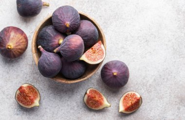 Tam ve dilimlenmiş taze incir.. 