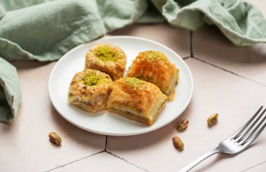 Türk baklava tatlısı çeşitleri masada
