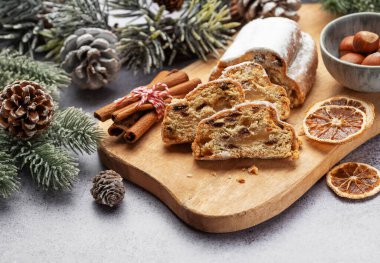 Geleneksel meyveli pasta. Kış tatili süslemeleriyle süslenmiş Noel.