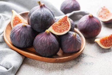 Tam ve dilimlenmiş taze incir.. 