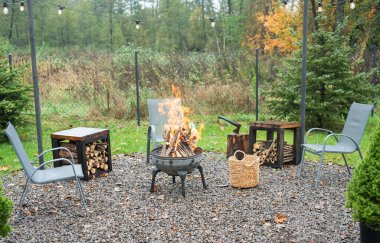 Demir ateş çukuru ve yanan bir bahçe.