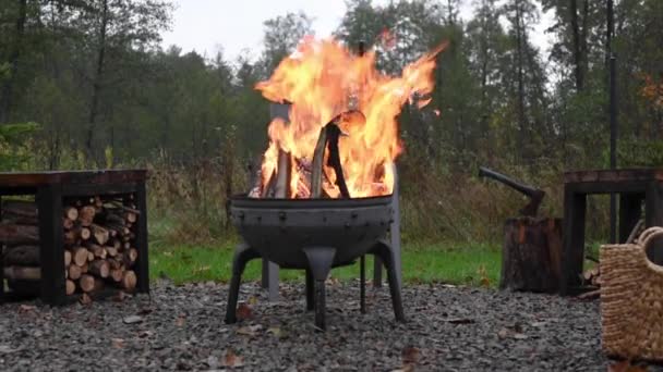 Brennende Feuerstelle Frohes Wochenende Lagerfeueraktivität Zeitlupe — Stockvideo