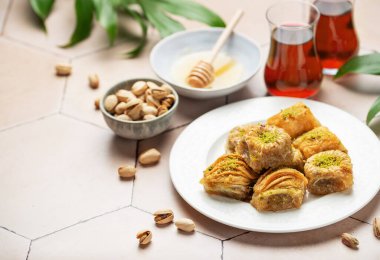 Türk baklava tatlısı çeşitleri masada