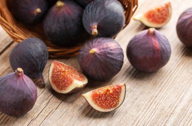 Tam ve dilimlenmiş taze incir.. 