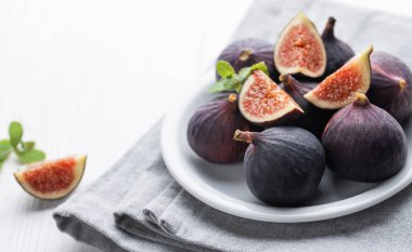 Tam ve dilimlenmiş taze incir.. 