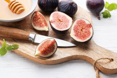 Tam ve dilimlenmiş taze incir.. 