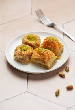 Türk baklava tatlısı çeşitleri masada