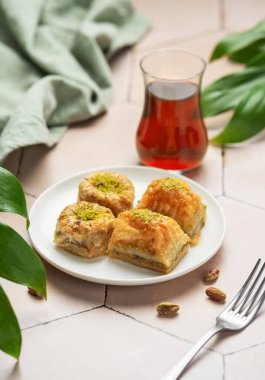 Türk baklava tatlısı çeşitleri masada
