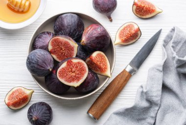 Tam ve dilimlenmiş taze incir.. 