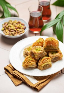 Türk baklava tatlısı çeşitleri masada