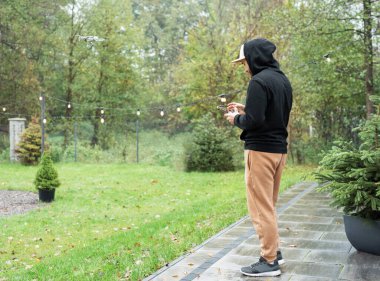 Genç adam hava aracıyla dışarıda oynuyor.