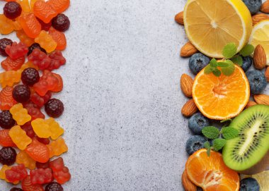 Çiğnenebilir jelibon, vitamin, takviye ve taze meyve.