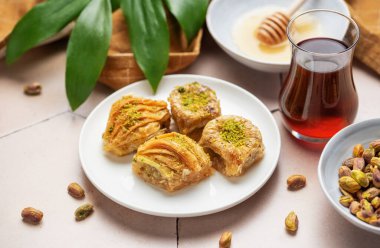 Türk geleneksel tatlıları şam fıstıklı baklava. 