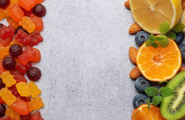 Çiğnenebilir jelibon, vitamin, takviye ve taze meyve.