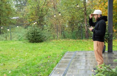 Genç adam hava aracıyla dışarıda oynuyor.