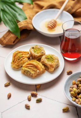 Türk geleneksel tatlıları şam fıstıklı baklava. 