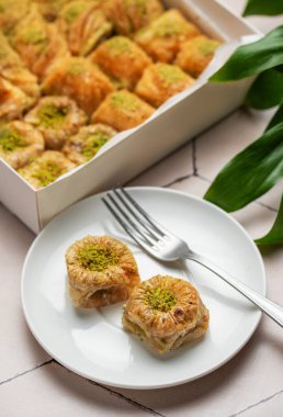 Türk baklava tatlısı çeşitleri masada