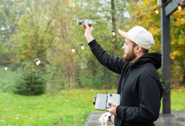 Genç adam hava aracıyla dışarıda oynuyor.