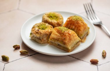 Türk baklava tatlısı çeşitleri masada