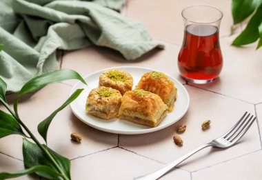 Türk baklava tatlısı çeşitleri masada