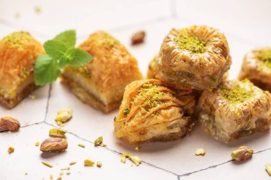 Türk geleneksel tatlıları şam fıstıklı baklava. 