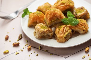 Türk geleneksel tatlıları şam fıstıklı baklava. 