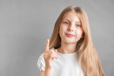 Uzun açık renk saçlı, küçük şirin bir kızın portresi. 