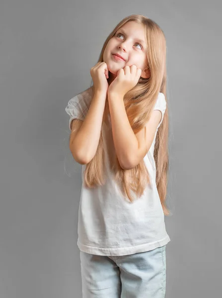 Pozitif Neşeli Kız Portresi Tatlı Tatlı Gülümseyen Uzun Sarı Saçlı — Stok fotoğraf