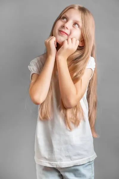Pozitif Neşeli Kız Portresi Tatlı Tatlı Gülümseyen Uzun Sarı Saçlı — Stok fotoğraf