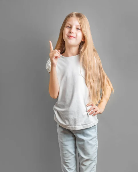 Uzun Açık Renk Saçlı Küçük Şirin Bir Kızın Portresi — Stok fotoğraf