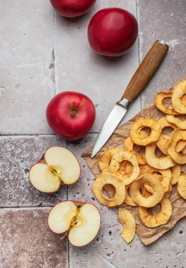 Kurutulmuş elma cipsi. Susuz elmalar. Ev yapımı kurutulmuş organik elma..